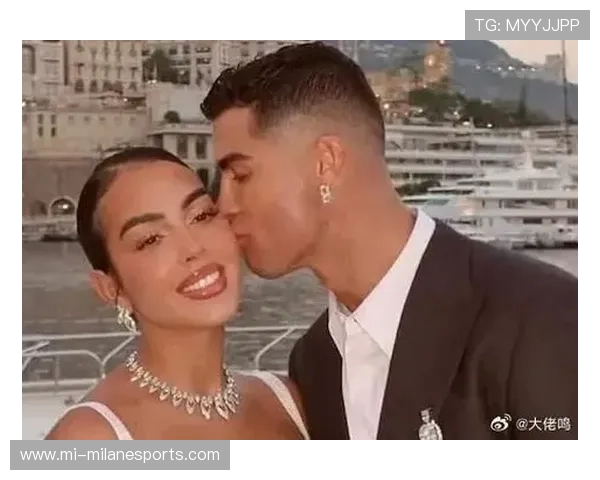 C罗晒与女足球星亲密合影 引发粉丝热议称其为足球界黄金搭档