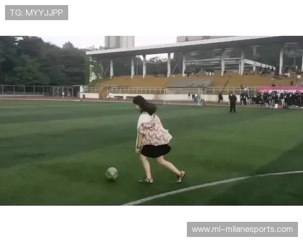 《那些足球场外的风景她们是背后的女人与未曾说出的故事》